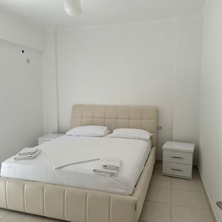 Xhulio Apartments Sarande Bagian luar foto