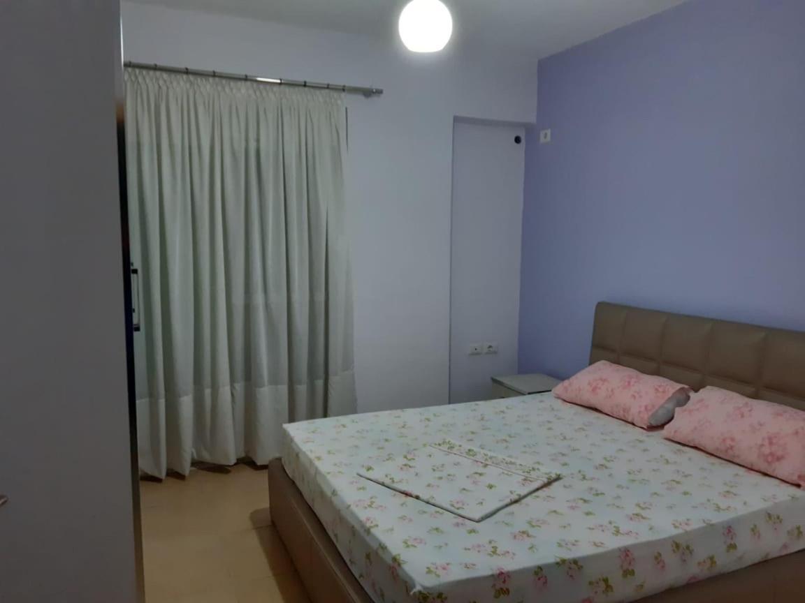 Xhulio Apartments Sarande Bagian luar foto