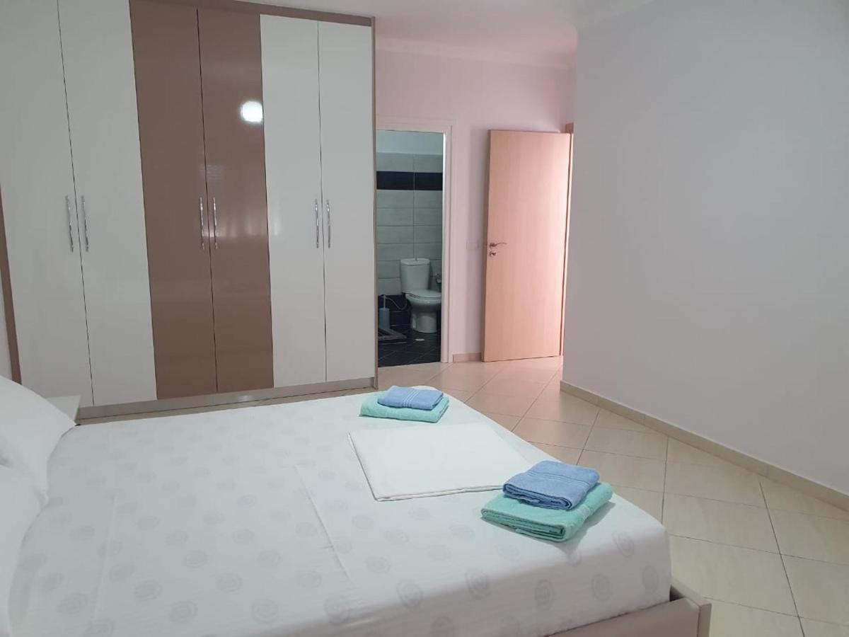 Xhulio Apartments Sarande Bagian luar foto