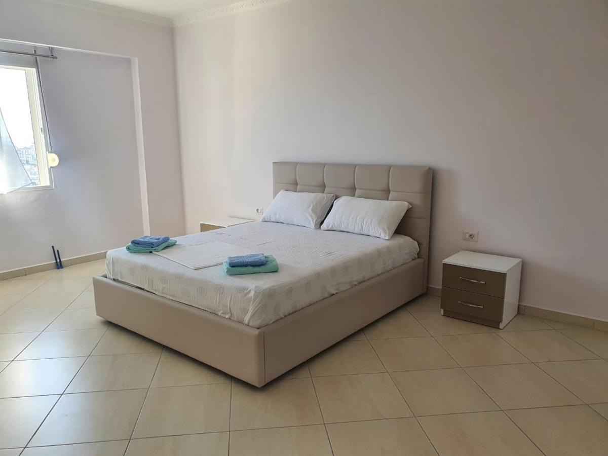Xhulio Apartments Sarande Bagian luar foto