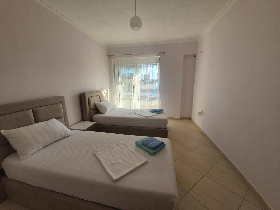 Xhulio Apartments Sarande Bagian luar foto