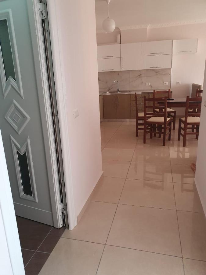 Xhulio Apartments Sarande Bagian luar foto