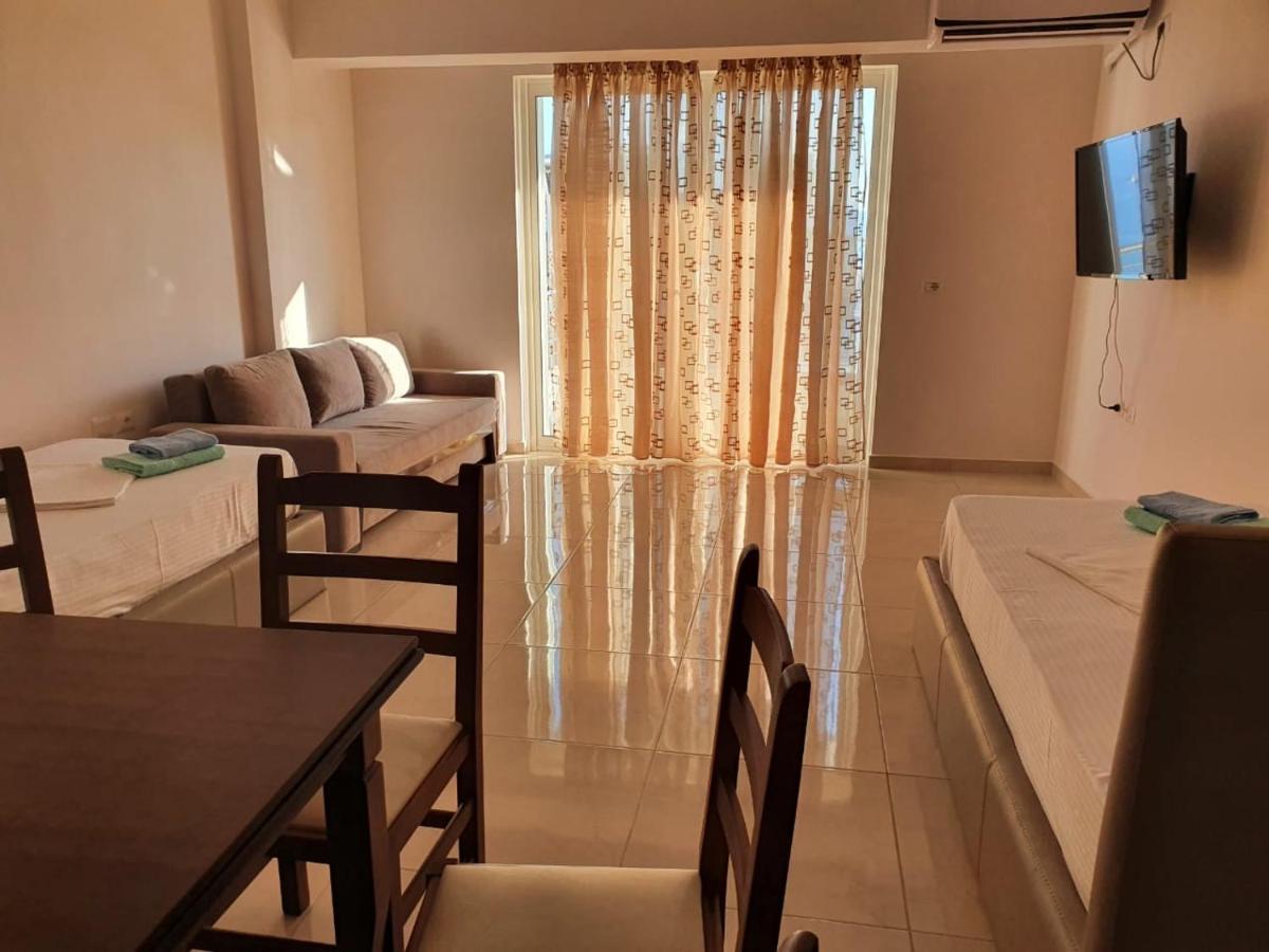 Xhulio Apartments Sarande Bagian luar foto
