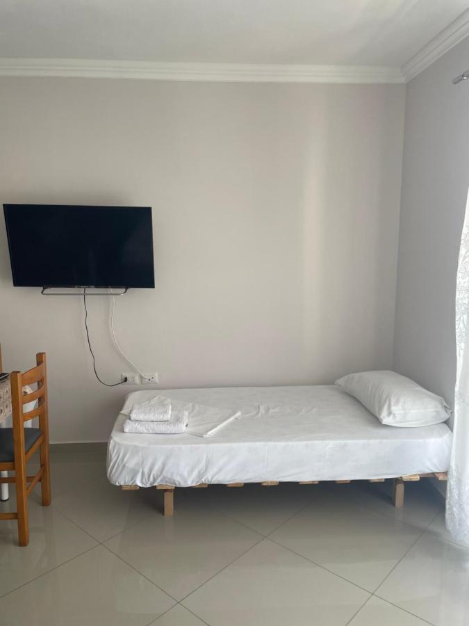 Xhulio Apartments Sarande Bagian luar foto