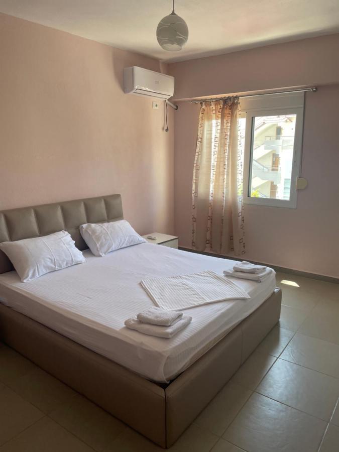 Xhulio Apartments Sarande Bagian luar foto