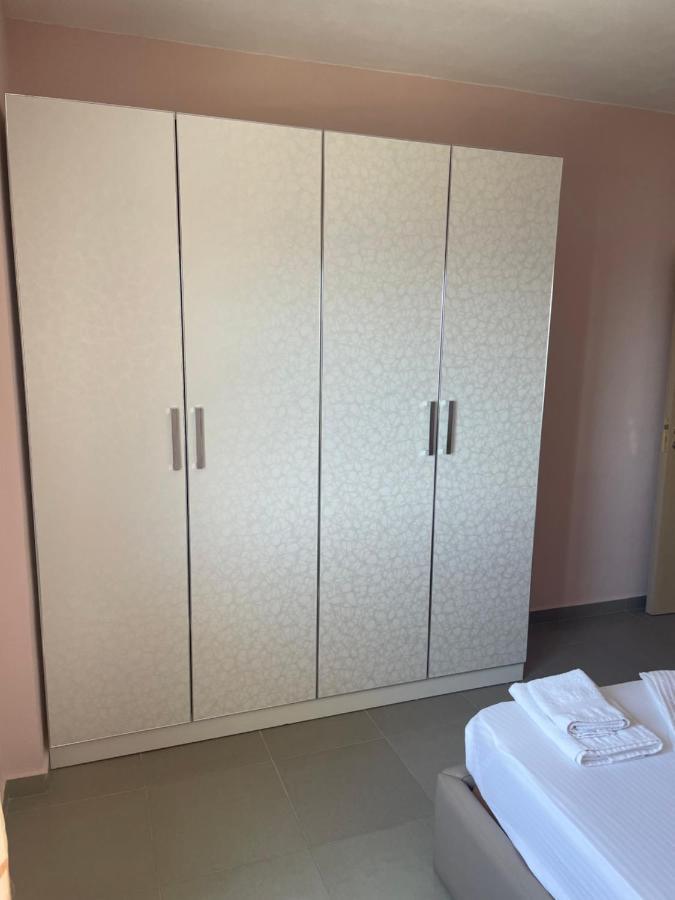 Xhulio Apartments Sarande Bagian luar foto