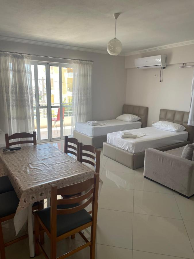 Xhulio Apartments Sarande Bagian luar foto