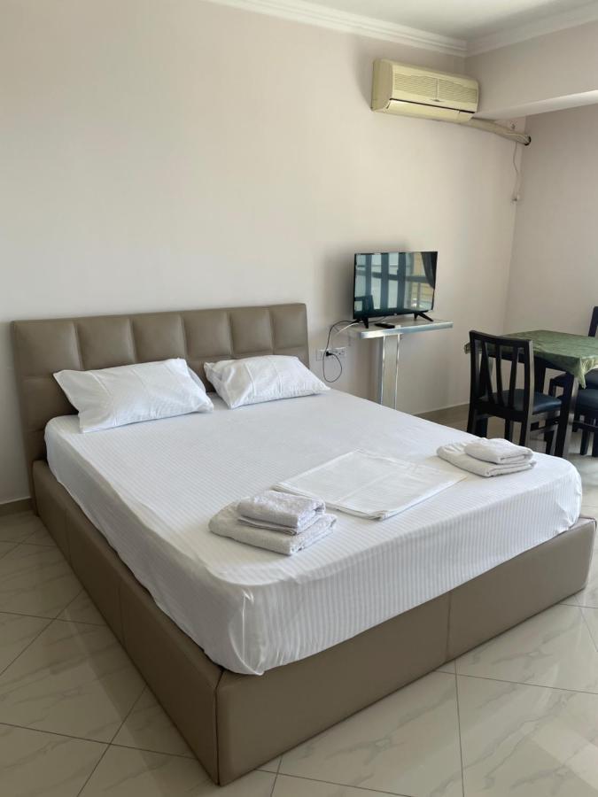 Xhulio Apartments Sarande Bagian luar foto
