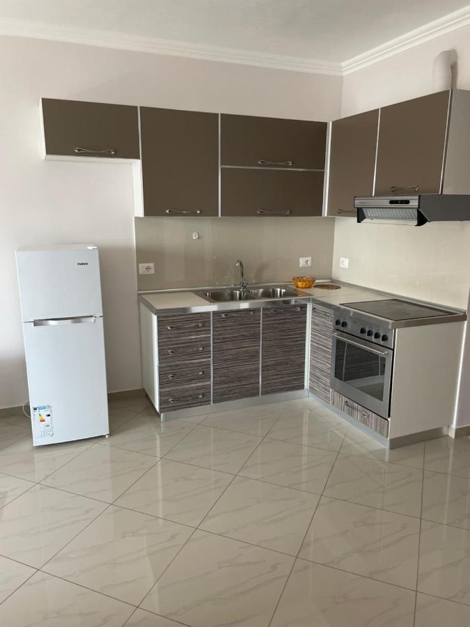 Xhulio Apartments Sarande Bagian luar foto