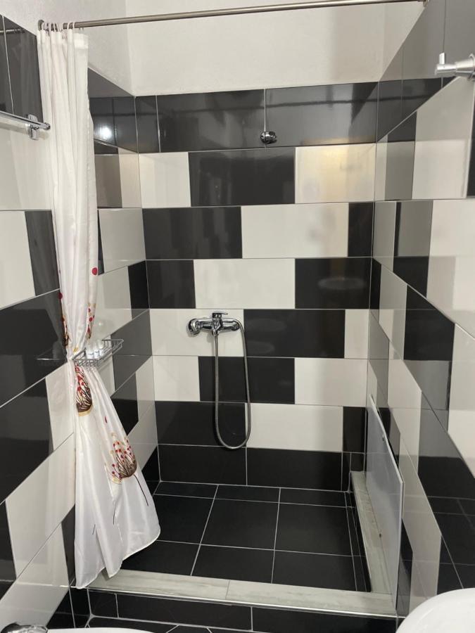 Xhulio Apartments Sarande Bagian luar foto