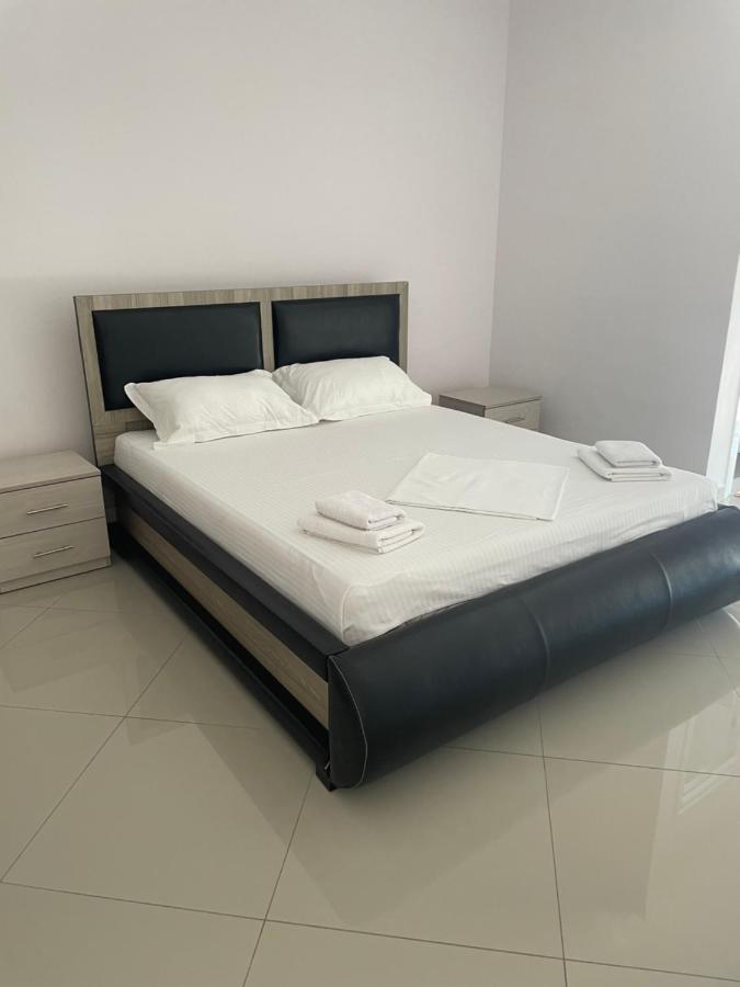 Xhulio Apartments Sarande Bagian luar foto