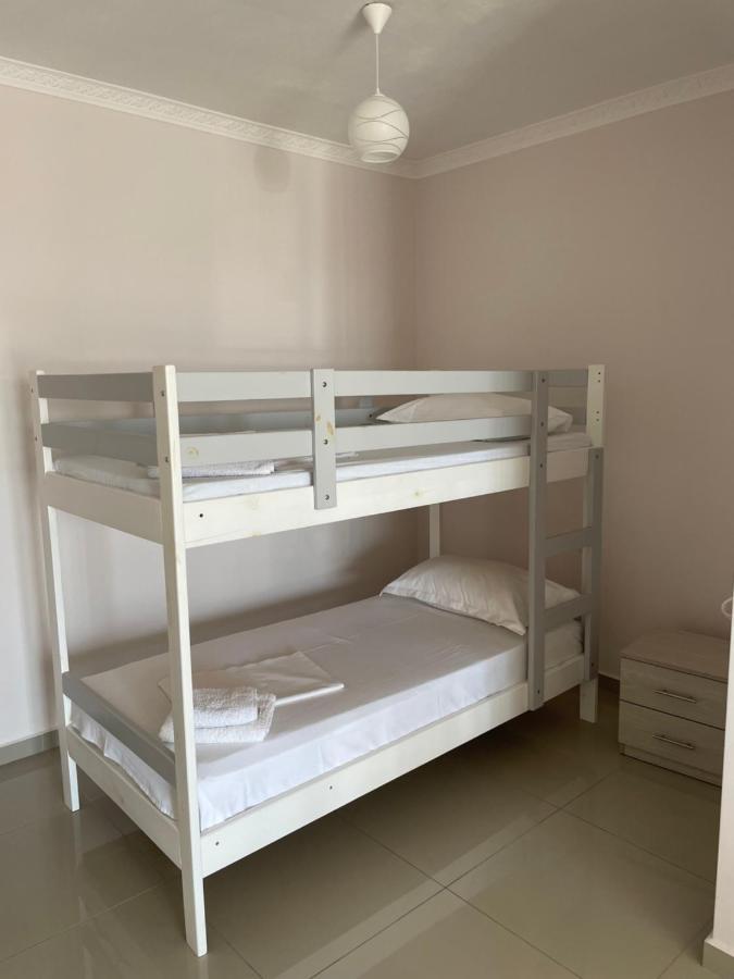 Xhulio Apartments Sarande Bagian luar foto