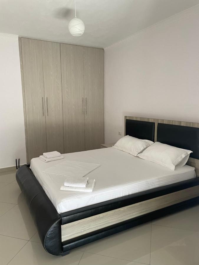 Xhulio Apartments Sarande Bagian luar foto