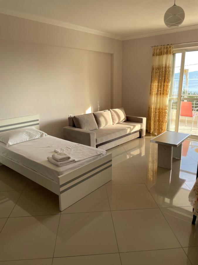 Xhulio Apartments Sarande Bagian luar foto