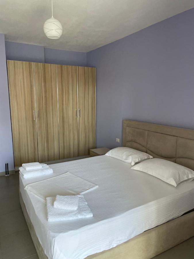 Xhulio Apartments Sarande Bagian luar foto