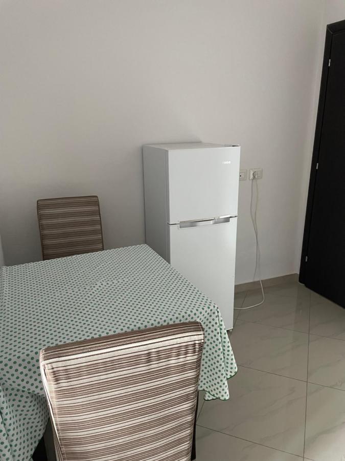 Xhulio Apartments Sarande Bagian luar foto