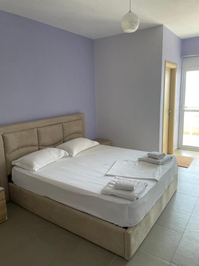 Xhulio Apartments Sarande Bagian luar foto