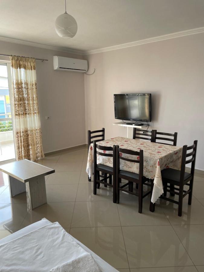 Xhulio Apartments Sarande Bagian luar foto