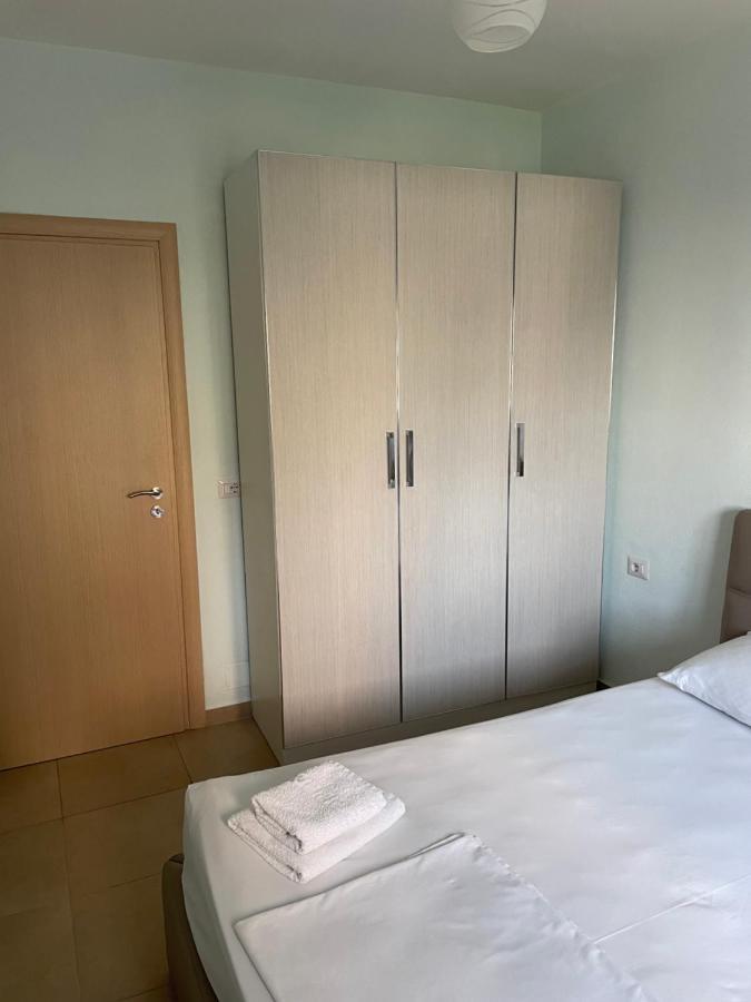 Xhulio Apartments Sarande Bagian luar foto