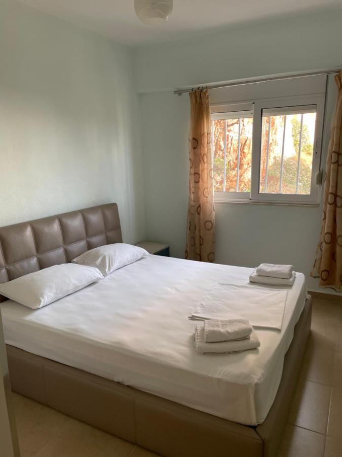 Xhulio Apartments Sarande Bagian luar foto