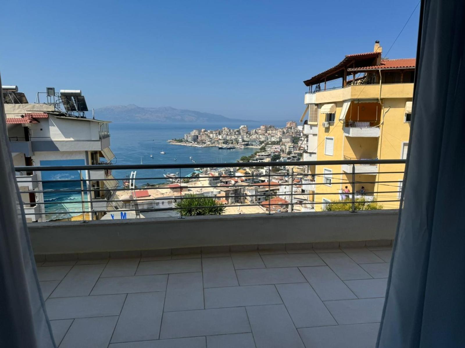 Xhulio Apartments Sarande Bagian luar foto