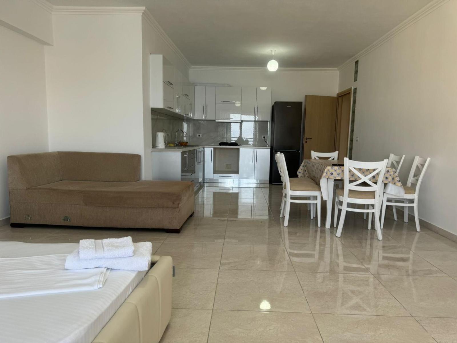 Xhulio Apartments Sarande Bagian luar foto