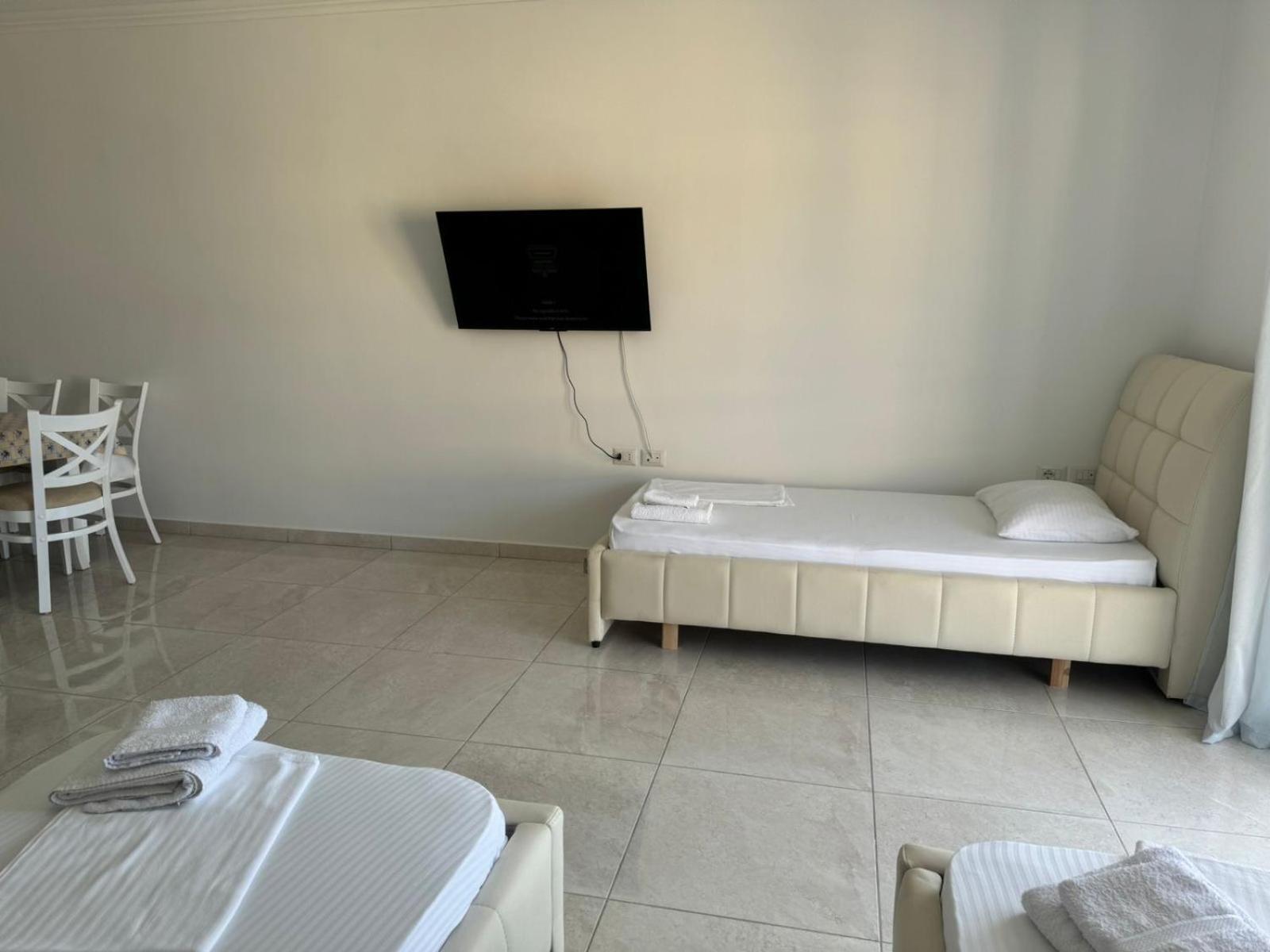 Xhulio Apartments Sarande Bagian luar foto