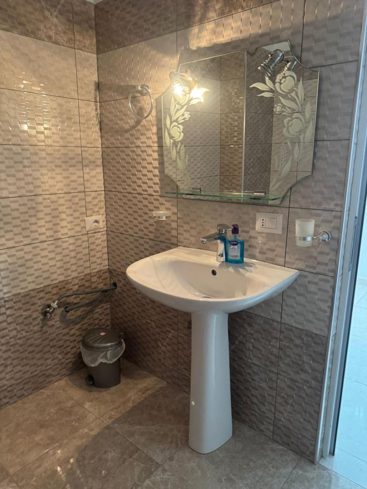 Xhulio Apartments Sarande Bagian luar foto