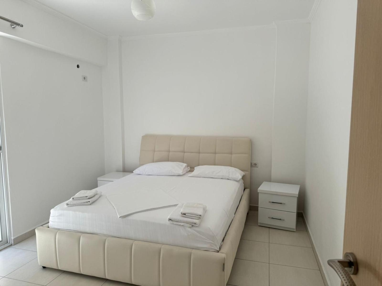 Xhulio Apartments Sarande Bagian luar foto