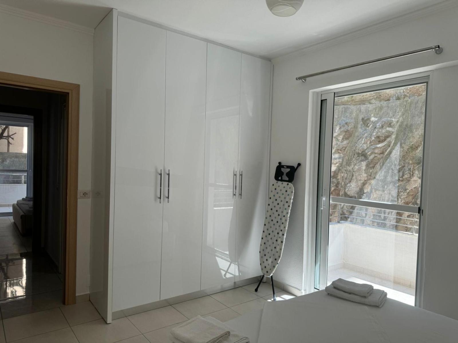 Xhulio Apartments Sarande Bagian luar foto