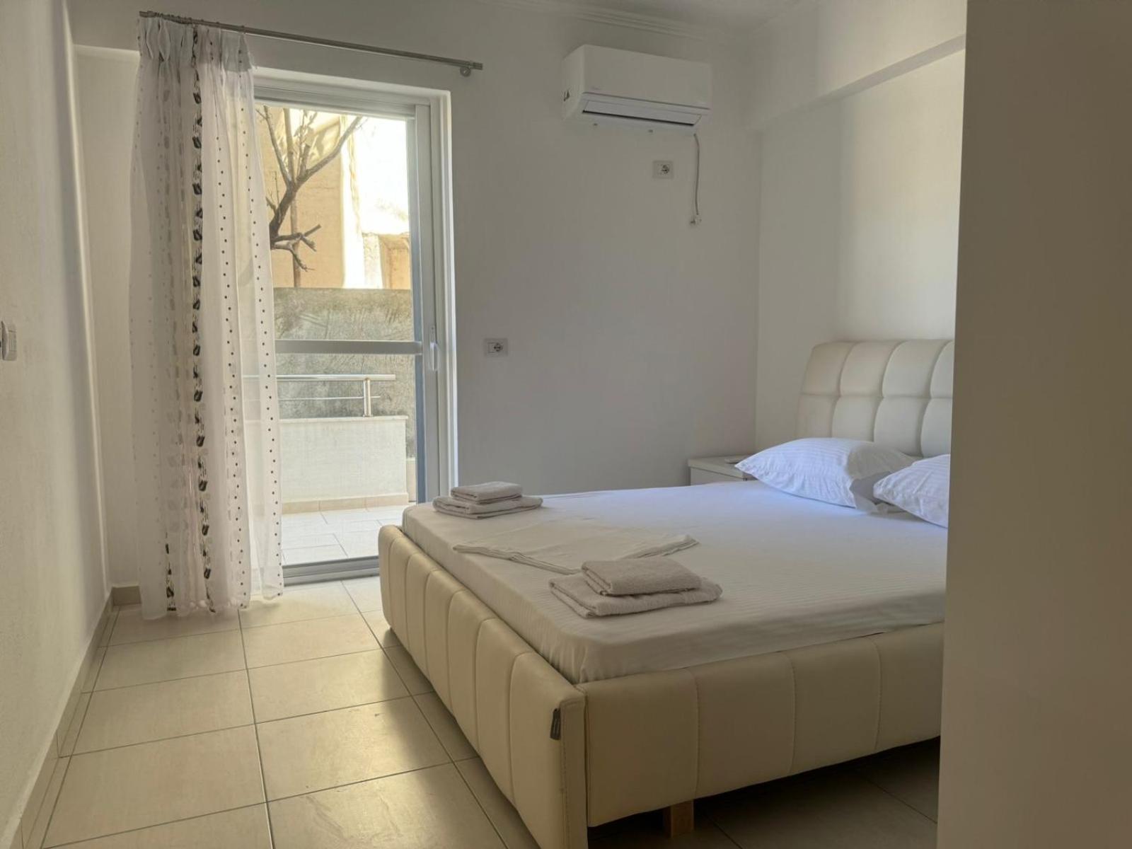 Xhulio Apartments Sarande Bagian luar foto
