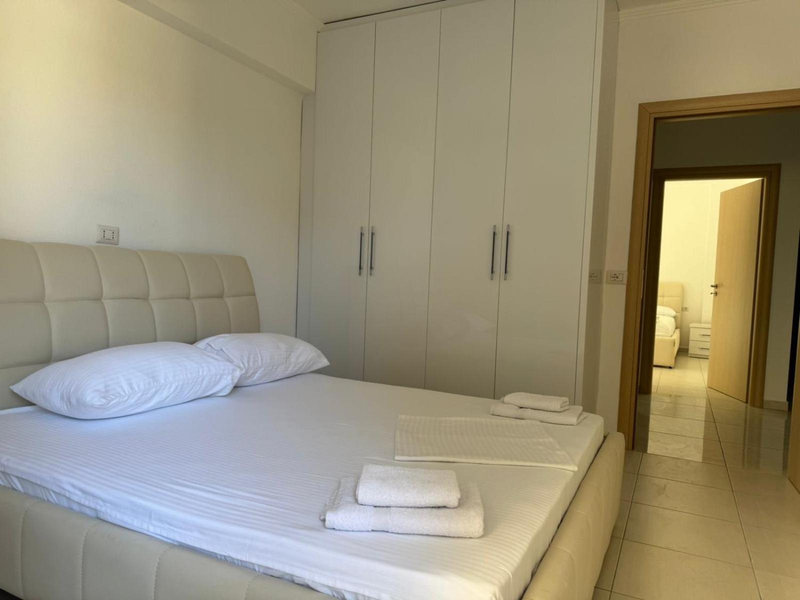 Xhulio Apartments Sarande Bagian luar foto