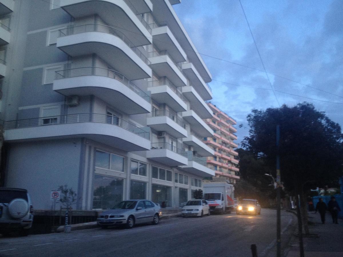 Xhulio Apartments Sarande Bagian luar foto