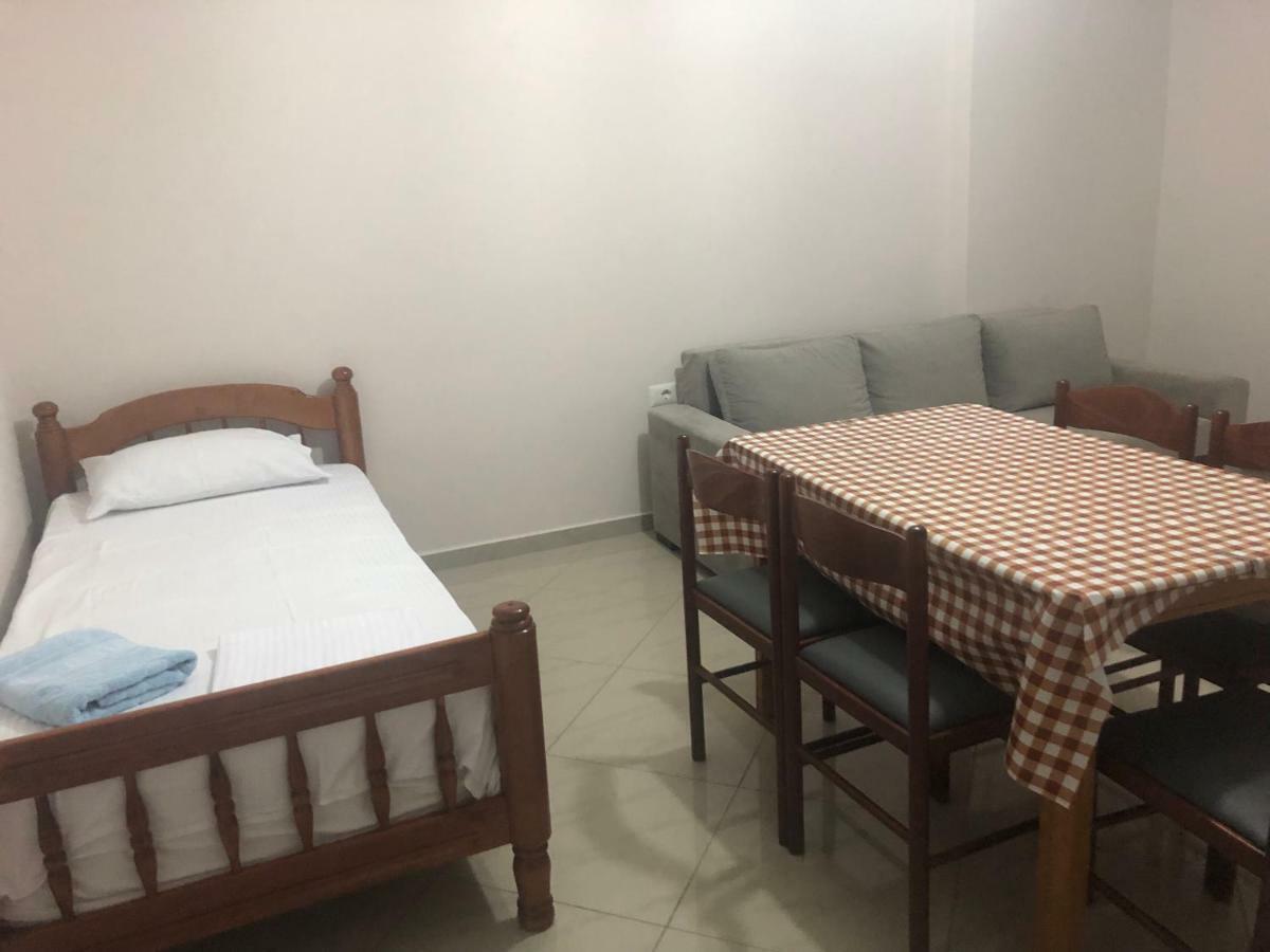 Xhulio Apartments Sarande Bagian luar foto