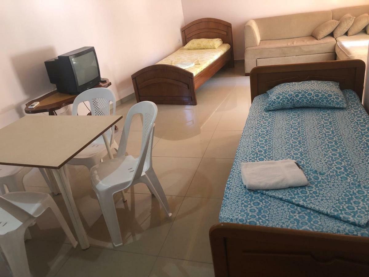 Xhulio Apartments Sarande Bagian luar foto