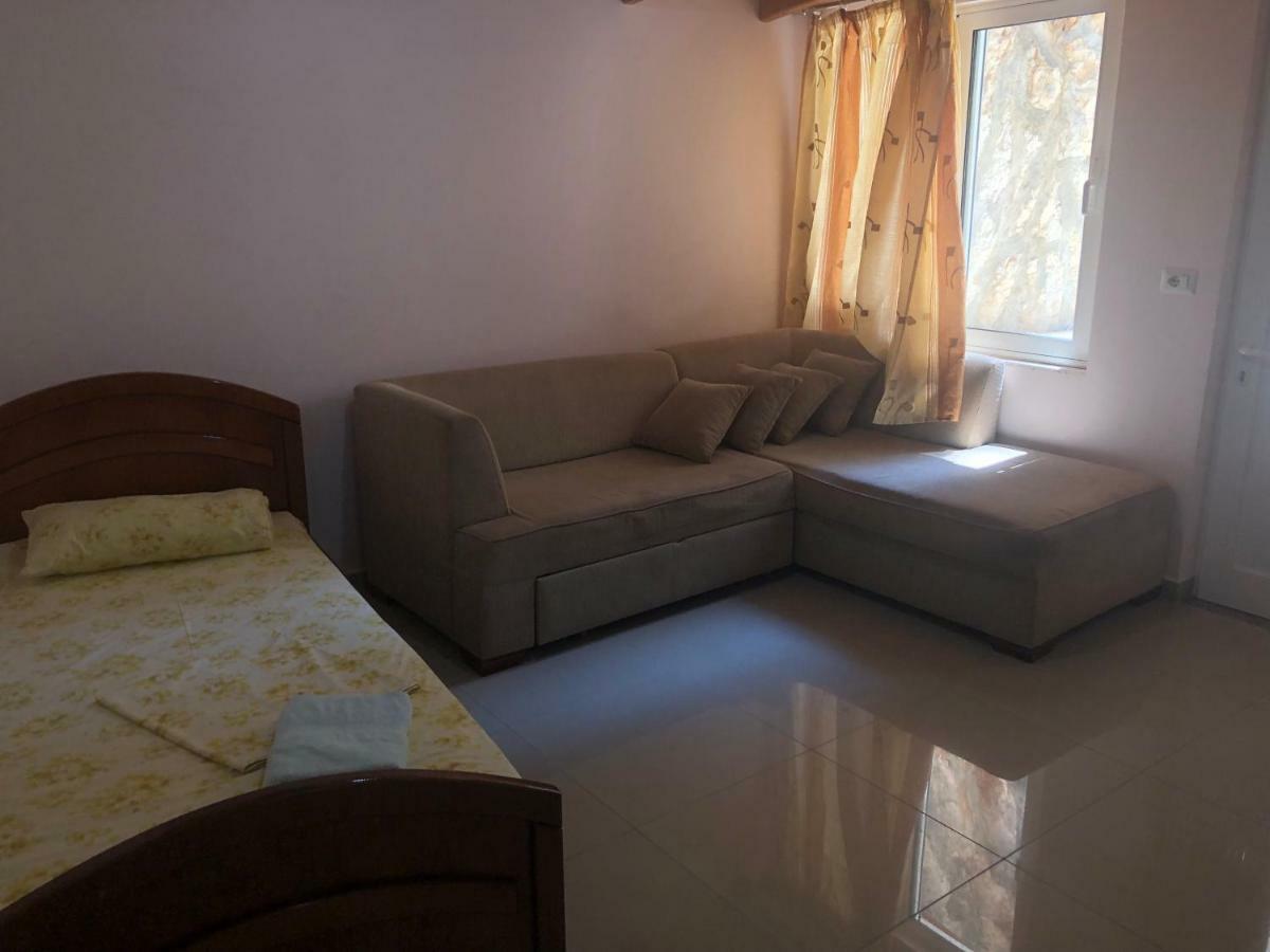 Xhulio Apartments Sarande Bagian luar foto