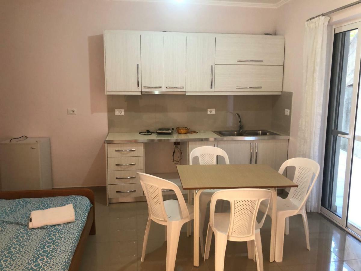 Xhulio Apartments Sarande Bagian luar foto